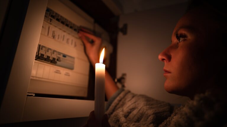 9 Things You Need to Do Immediataly When the Power Goes Out
