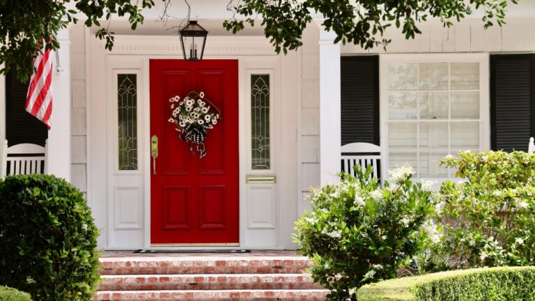 10 Prettiest Colors to Paint Your Front Door