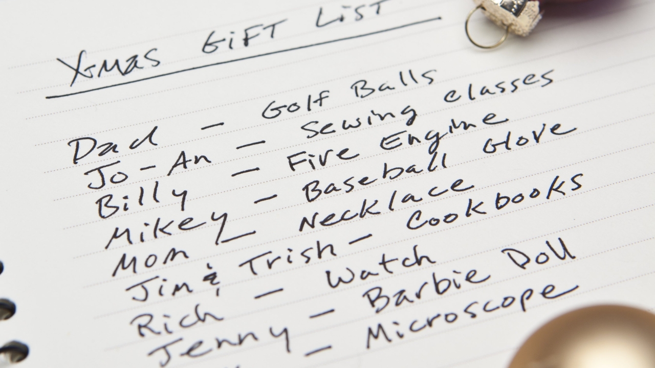 10 Holiday Etiquette Rules That Are Officially Outdated 2 christmas gift list