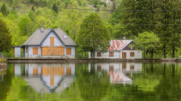Woman Says Her Family’s Lake House Looked Like It Had Been Robbed — Then a Neighbor Told Her the Bank Took It