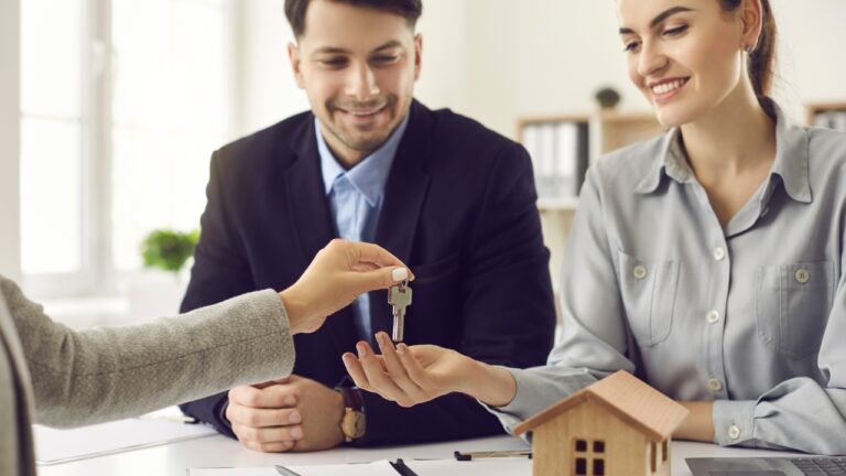 Woman says her live-in boyfriend started buying a house with his sister — and expected her to follow him into it anyway