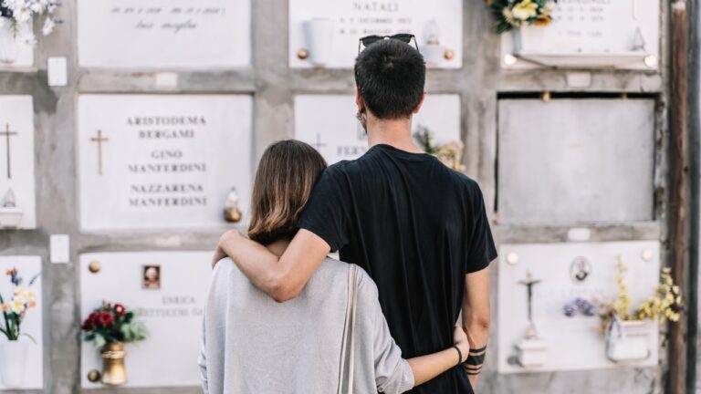 Man says his new girlfriend asked to visit his late wife’s grave — and what happened there ended up becoming the moment he realized moving forward did not mean leaving the past behind