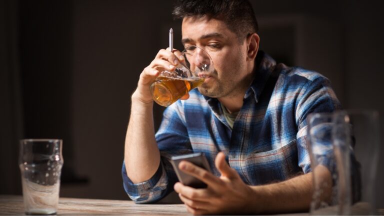 Woman says her abusive ex threatened to sue over one open-mic joke — then he allegedly showed up drunk at the bar and started messaging people at her job