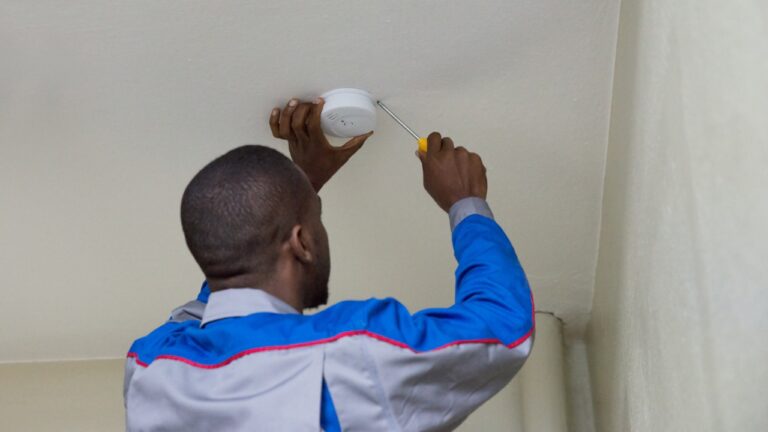 Woman Says Her Landlord Installed a “Smoke Detector” in Her Bedroom — Then She Looked Closer and Realized It Wasn’t What It Seemed