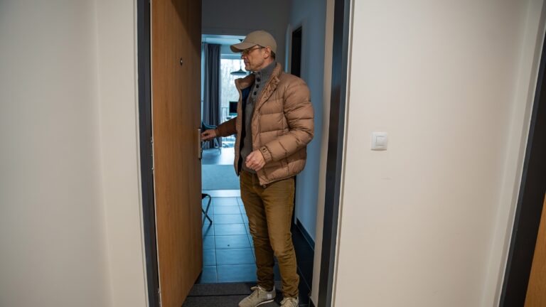 Woman Says She Found Out Her Landlord Was Entering Her Apartment Without Notice — Then One Detail Made It Even Worse