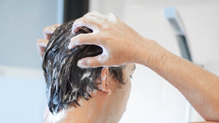 Woman says her roommate’s boyfriend practically moved in, used her shampoo, razor, and even deodorant — and the whole thing finally blew up once the landlord got involved