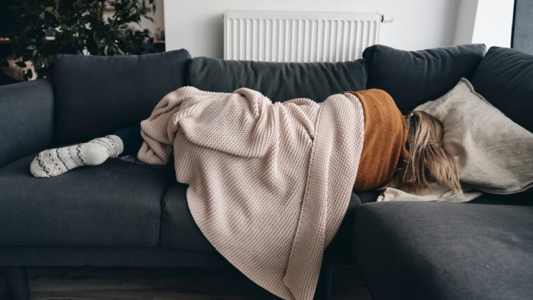 Woman says dropping out of her best friend’s wedding over one Airbnb charge turned into a much stranger night — and by sunrise, the bride was sleeping on her couch with a black eye