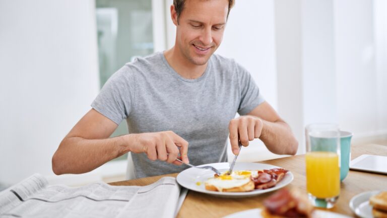 Woman Says Her Roommate’s Boyfriend Ate 9 of Her Eggs — Then She Reported Him for Living There