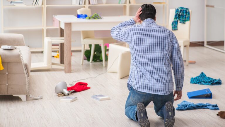 Apartment Renter Says $3,500 in Electronics Vanished — Then the “Break-In” Scene Made Her Suspect Property Management